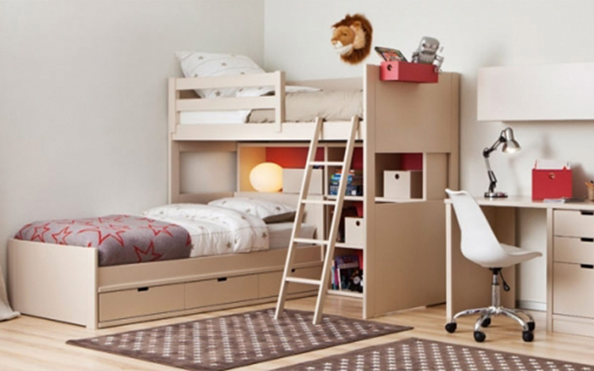 dormitorio infantil en tonos neutros con litera loft, cama nido y librería Asoral, muebles juveniles de madera maciza y acabado texturado