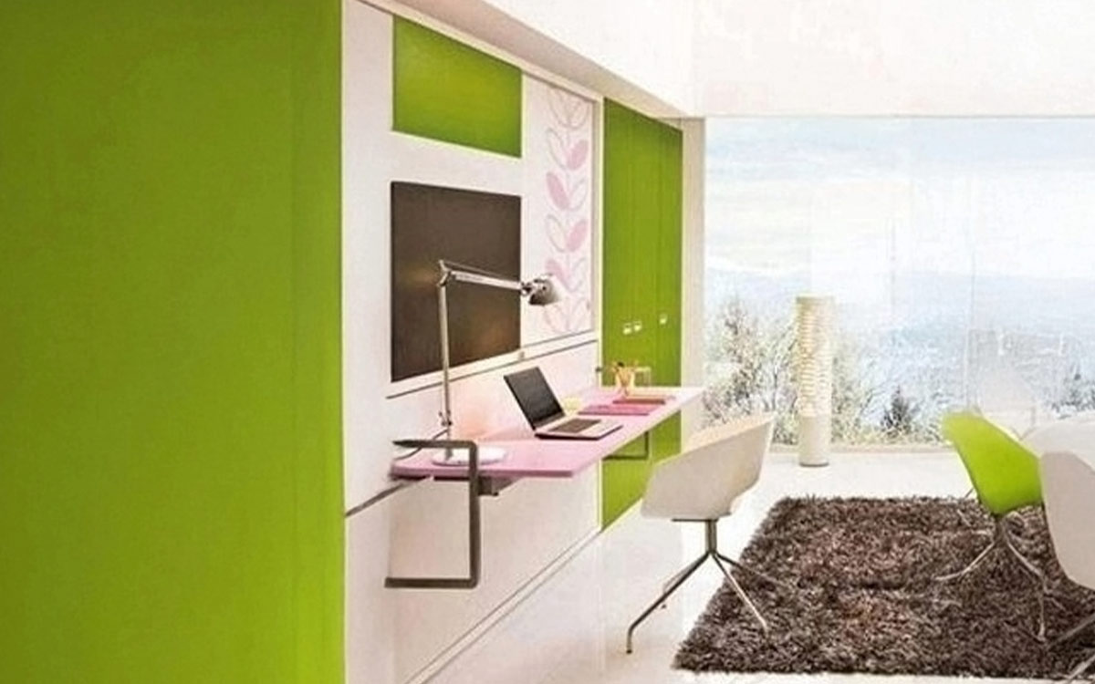 Mueble juvenil con cama abatible, escritorio frontal y armario superior.