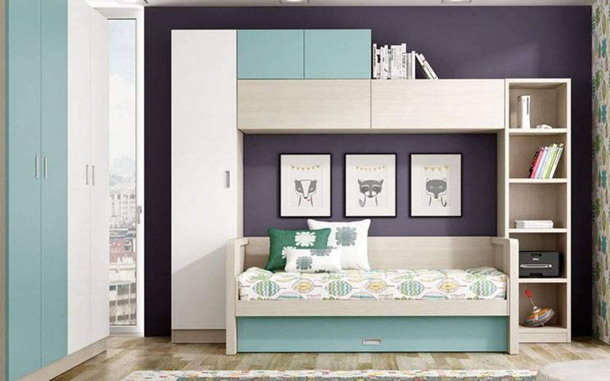 Sofá cama abatible con mesa oscilante integrada.