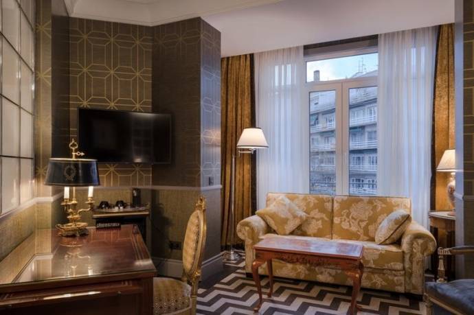 Mobiliario convertible para hoteles : Resistente y estético.