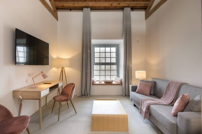 Sofá cama de la marca Cruces en las suites del hotel La Fábrica del Canal.