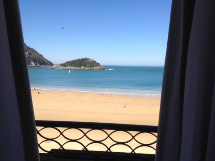 Sofá cama en magnífica casa en la Playa de La Concha Sofá cama Cruces en un  piso de San Sebastián.