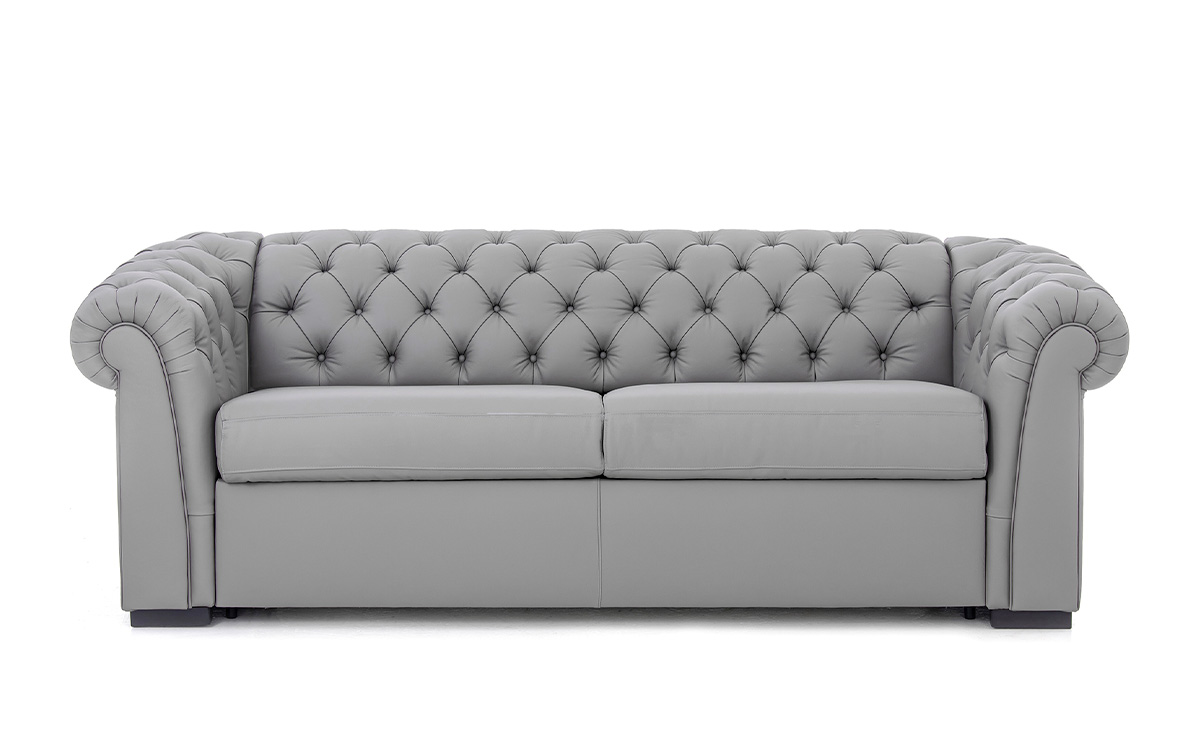 Sofá cama Chester de 140x200 cm, colchón HR de alta densidad, fácil apertura sin quitar almohadones, diseño artesanal y opciones de tapicería personalizadas. Diseño frontal.