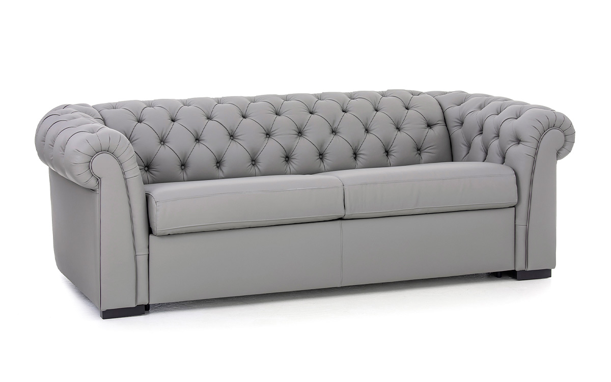 Sofá cama Chester de 140x200 cm, colchón HR de alta densidad, fácil apertura sin quitar almohadones, diseño artesanal y opciones de tapicería personalizadas. Diseño con perspectiva.