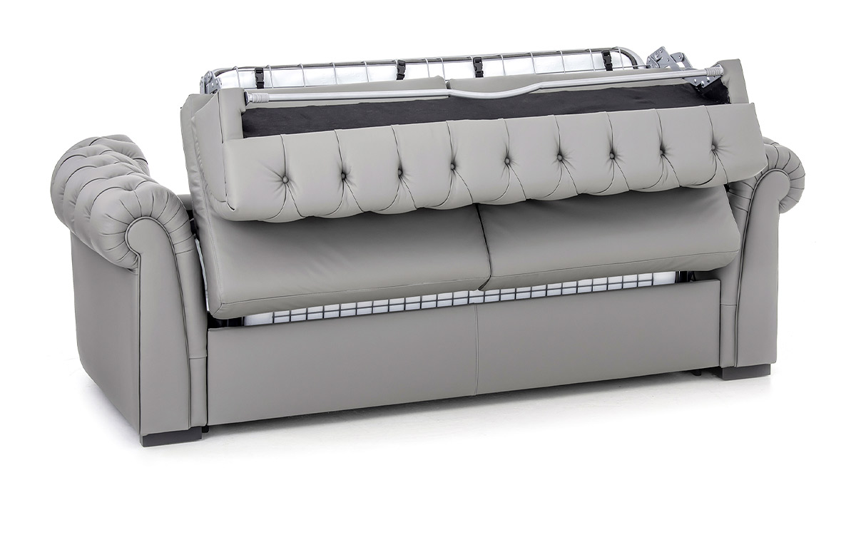 Sofá cama Chester de 140x200 cm, colchón HR de alta densidad, fácil apertura sin quitar almohadones, diseño artesanal y opciones de tapicería personalizadas. Diseño medio abierto.