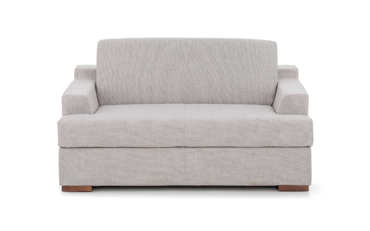 Sofá cama compacto de 140 cm, con medida exterior mínima, colchón HR de alta densidad, fácil apertura sin quitar almohadones, ideal para espacios pequeños. Diseño frontal.