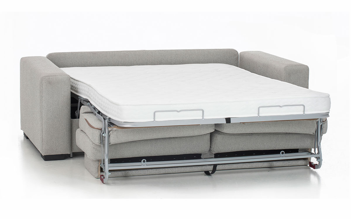 Sofá cama de matrimonio con respaldo capitoné, brazo recto, colchón de muelles o látex, apertura italiana fácil sin necesidad de quitar los cojines para convertirlo en cama. Diseño abierto.