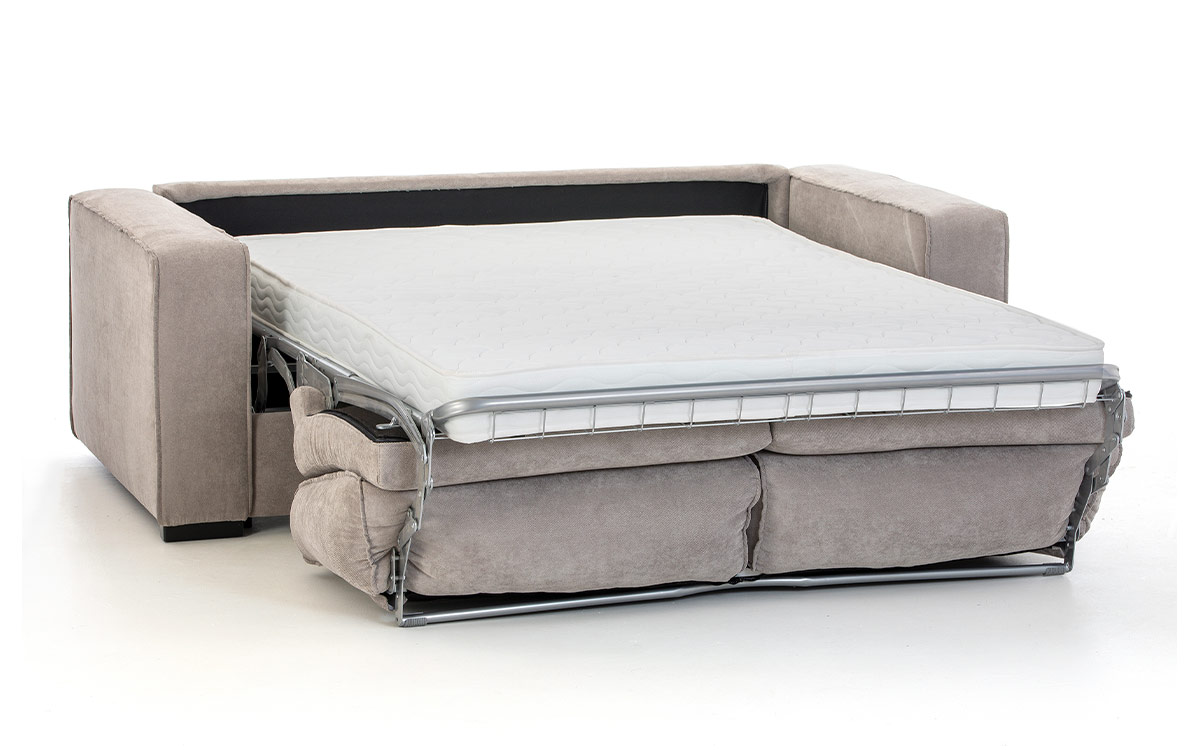 Sofá cama sencillo y estiloso de 140x190 con colchón HR de alta densidad, apertura fácil sin mover cojines, opción de colchón viscoelástico y gran confort para un descanso óptimo. Diseño abierto.