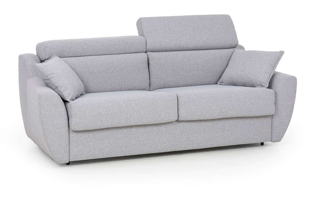 Sofá cama moderno de 140x190 con colchón viscoelástico de alta densidad, apertura italiana fácil sin mover cojines, y respaldo abatible para mayor comodidad. Diseño con respaldo medio abierto.