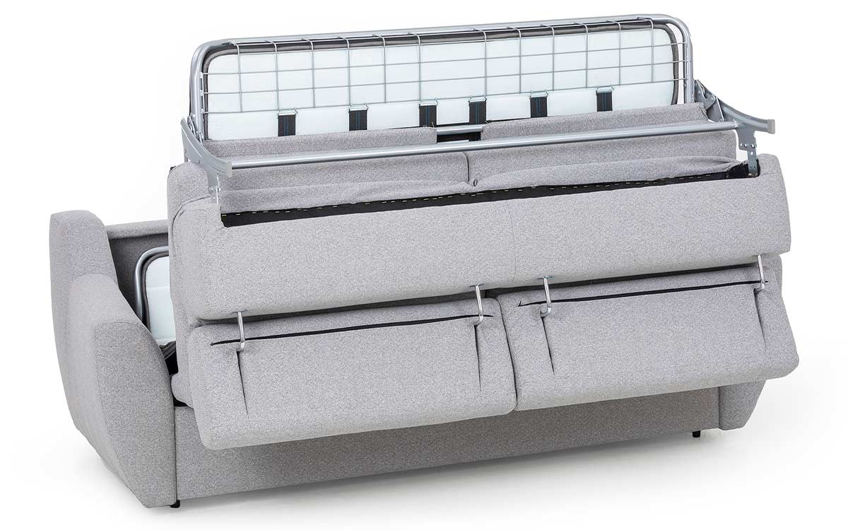 Sofá cama moderno de 140x190 con colchón viscoelástico de alta densidad, apertura italiana fácil sin mover cojines, y respaldo abatible para mayor comodidad. Diseño medio abierto.