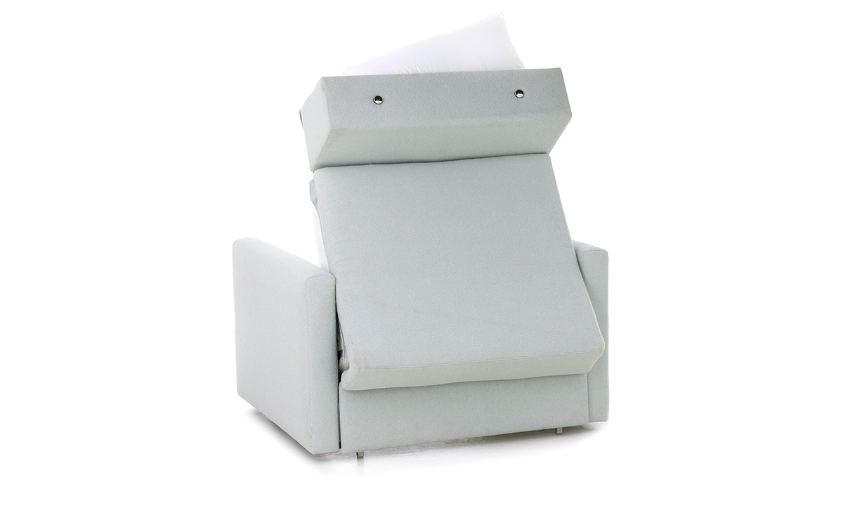 Sillón cama F5 de 80x190 con apertura italiana, brazo recto y hueco para almohadas. Compacto y elegante. DIseño medio abierto.