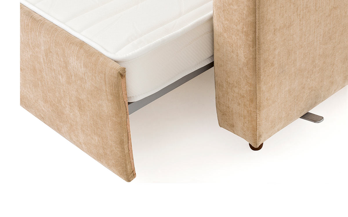 Sofá cama horizontal con cama elevada y apertura sencilla, ideal para hospitales, clínicas y colectividades, con estructura metálica resistente y diseño funcional. Diseño detalle