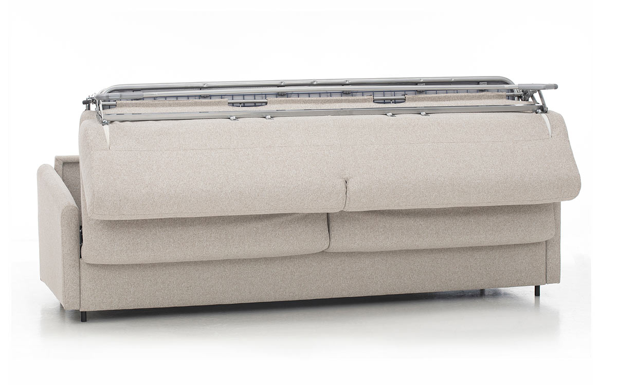 Sofá cama de apertura horizontal con cama de matrimonio, ideal para habitaciones estrechas, resistente, cómodo y fácil de usar sin mover los almohadones. Diseño medio abierto.
