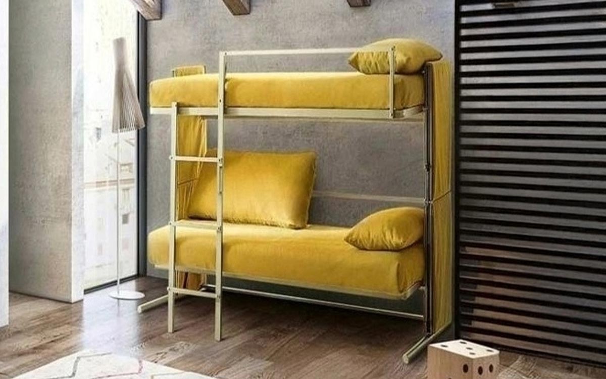 Sofá cama litera práctico con diseño ligero, apertura fácil, escalera integrada y funda lavable, ideal para espacios modernos y funcionales. Diseño con perspectiva amarillo.