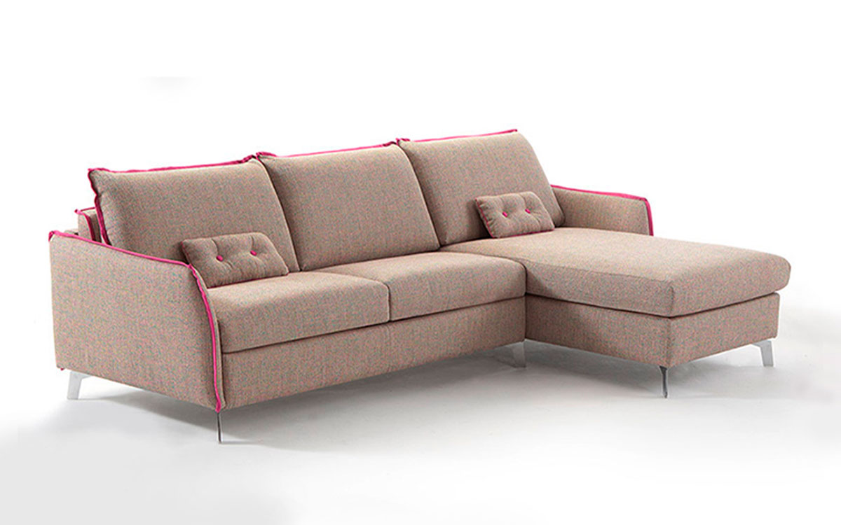 Sofá cama de diseño con chaise longue, respaldo abatible, apertura fácil y colchón cómodo, ideal para ambientes modernos. Diseño con perspectiva.