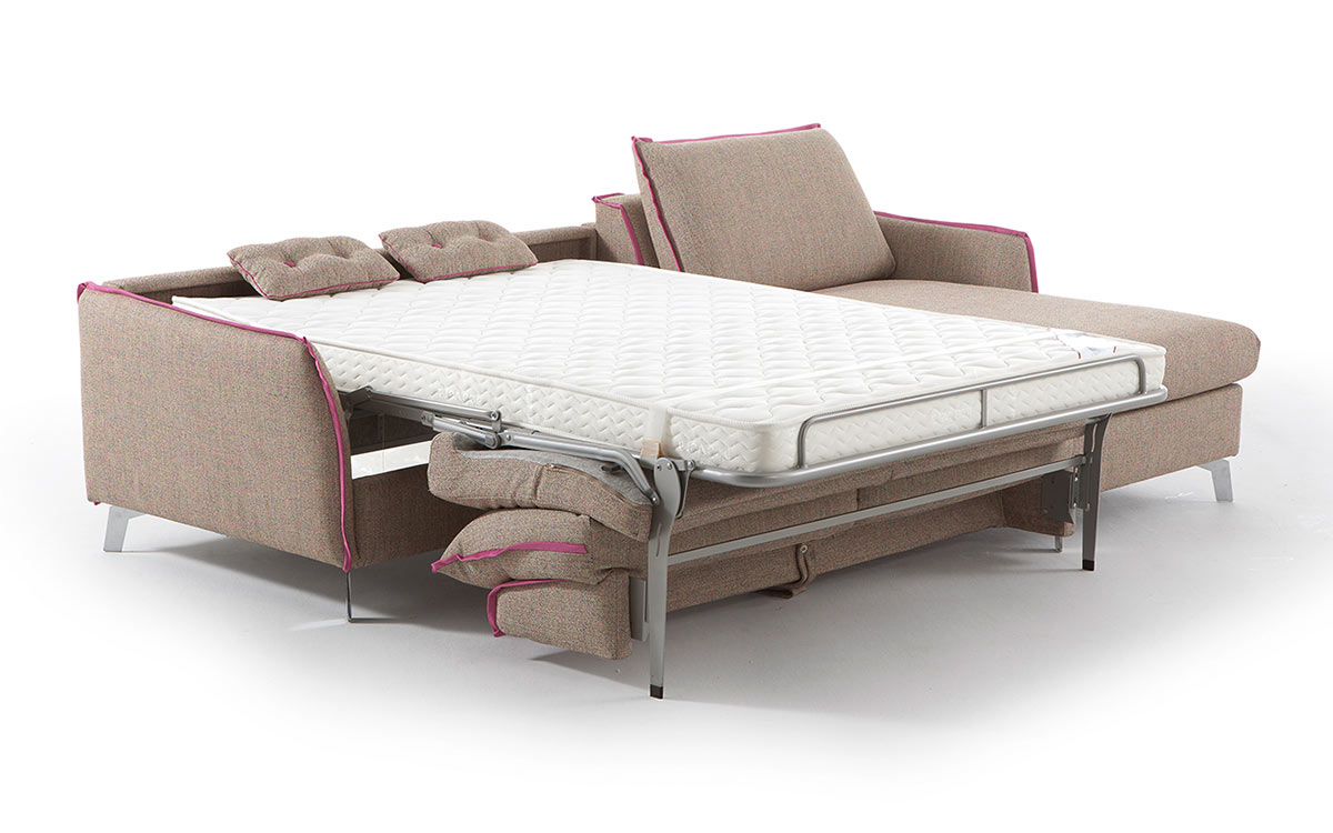 Sofá cama de diseño con chaise longue, respaldo abatible, apertura fácil y colchón cómodo, ideal para ambientes modernos. Diseño abierto.