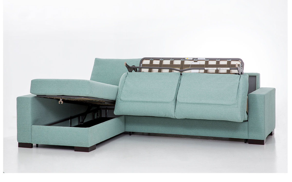 Sofá cama con chaise longue y tercera cama independiente, ideal para tres personas, con almacenaje y colchón confortable. Diseño medio abierto.