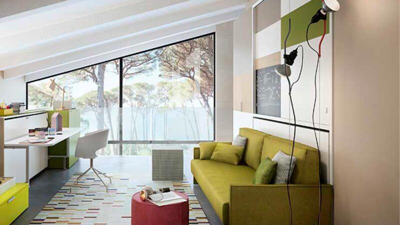 Mueble cama horizontal autoportante con sofá y armario superior de estilo minimalista.