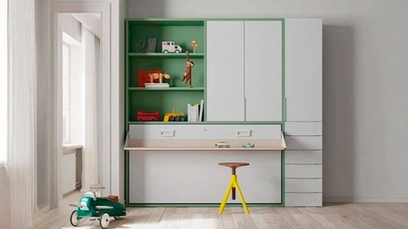 Cama abatible con mesa integrada y armario superior de gran capacidad.