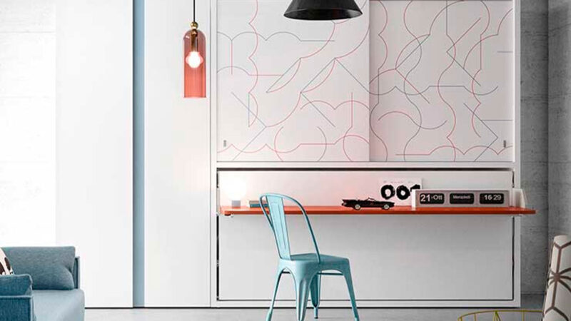 Mueble cama abatible con escritorio y armario superior integrado, ideal para espacios pequeños.