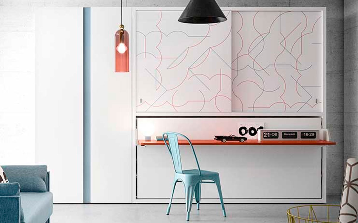 Mueble cama abatible con escritorio y armario superior integrado, ideal para espacios pequeños.