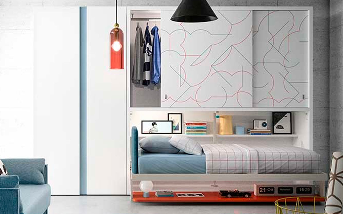 Mueble cama abatible con escritorio y armario superior integrado, ideal para espacios pequeños.